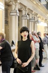 组图：吴莫愁红唇短裙亮相 受邀压轴纽约秀场