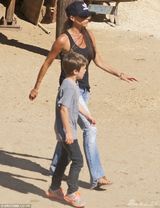 组图：小贝一家骑马出游 辣妹变身酷帅女骑士