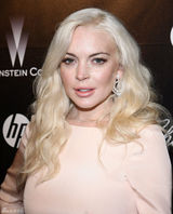 高清组图：林赛-罗韩粉色礼服亮相金球奖派对