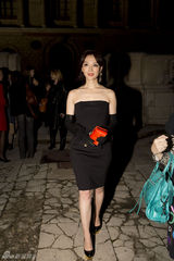 组图：陈数低胸黑裙性感亮相巴黎时装周