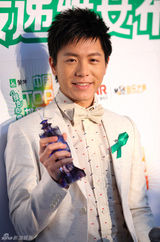 组图：TOP榜后台群星开心合照 奖杯似巨型针头