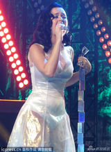 组图：凯蒂佩里新专辑发布 穿透视裙调戏主持人