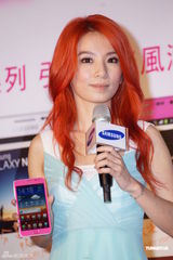 组图：Hebe自言30岁始叛逆 喜当Ella伴娘将性感出场