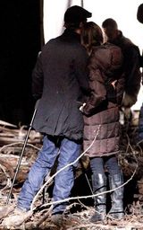 组图：朱莉匈牙利拍导演处女作 皮特随行献吻秀恩爱