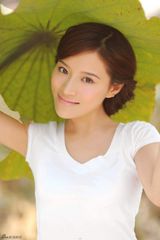 组图：蔡蝶荷塘写真清纯俏皮显可爱