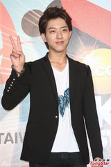 组图：CNBLUE李正信帅气赴台 玩快闪歌迷失望