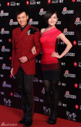 高清图：2011网络盛典谢娜梁永斌结伴走红毯