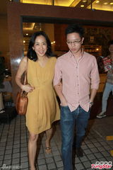 组图：朱玲玲医院二探郭晶晶 橘黄裙难掩笑颜