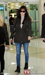 组图：少女时代休闲装扮亮相机场