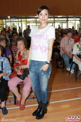 组图：蔡一智飞机上度中秋 工作之余陪家人