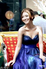 高清图：卓文萱将在京开唱 秀中国风元素小礼服