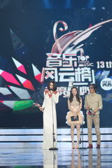 组图：尚雯婕白色长裙献唱 斩获最佳专辑奖