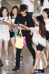 组图：张根硕等亮相机场赴日本参加音乐庆典