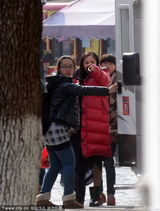 组图：情人节杨幂挺孕肚开工 反常态怒指镜头