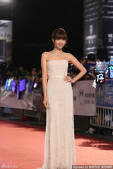 组图：台宅男女神郭雪芙亮相 白色裹胸裙显甜美