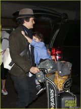 组图：奥兰多带子现身机场 小弗林害羞躲爸怀里