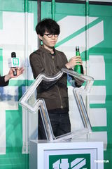 组图：方大同变身设计师 被粉丝围攻现场混乱 