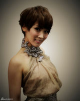 组图：谢楠宫廷式装扮任司仪 典礼后台与大左玩暧昧 