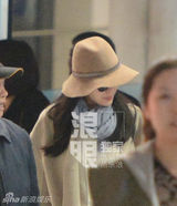 组图：田朴珺美国归来未见王石 装扮贵妇拿玩偶