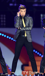 组图：韩团Kara SHINee与BoA等热唱韩流演唱会