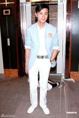 组图：杨怡出席新剧开机仪式 笑言不介意整容传言