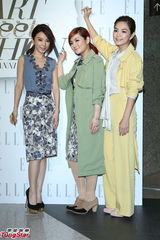 组图：S.H.E合体亮相时尚展靓丽动人