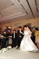 组图：胡可美艳亮相 新郎沙溢拿婚戒登舞台