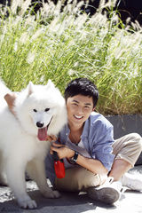 组图：叶祖新萌宠写真亲和力十足