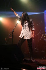 组图：乱弹阿翔蕾丝装宣传新歌 蔡健雅现场支持