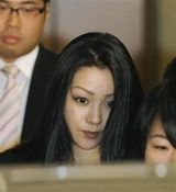 组图：日本女优涉毒接受尿检 风骚现身大秀巨胸