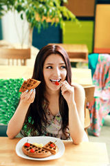 组图：潘辰登杂志封面 甜美清新展俏皮可爱