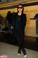 组图：杨千嬅赴北京工作坦言不舍儿子