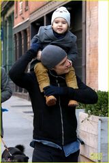 组图：奥兰多带子出街骑大马 小弗林吐舌卖萌