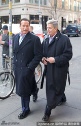组图：施瓦辛格亮相纽约街头优雅绅士