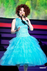 组图：蔡琴红馆开唱着低胸装 性感装扮突破以往