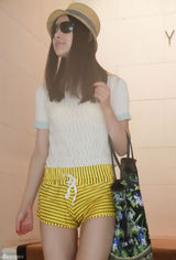 组图：贾青街拍LOOK黄色条纹短裤抢眼
