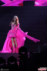 组图：丁当开唱险出事故 与徐佳莹女女亲吻