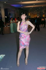 组图：周慧敏露肩花裙裹玉体 白皙美腿娇羞诱人