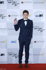 独家：EXO等亮相大众文化艺术奖红毯