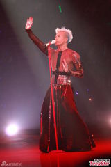 高清图：郭富城透视装秀胸肌 演唱会虚惊一场