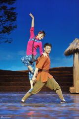 幻灯图：《铁道游击队》成舞剧 “打票车”像动作片