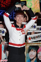 组图：炎亚纶香港歌迷会心型手势大献爱心