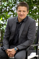 组图：《谍影重重4》记者会杰瑞米帅气亮相