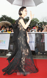 组图：金高恩现身百想红毯透视纱裙宛如半裸