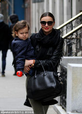 组图：米兰达-可儿长裙摇曳带子坐直升机含爱意