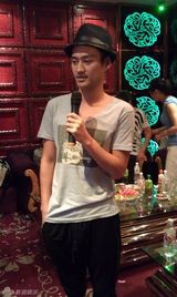 组图：袁弘赶拍新戏度29岁生日 粉丝齐聚片场庆生