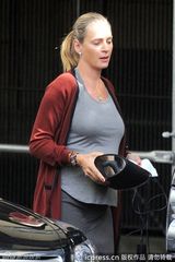 组图：乌玛-瑟曼素颜出街 准妈妈身材走样好牺牲