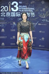 组图：林鹏黑丝配花裙亮相闭幕式蓝毯