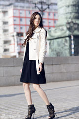 组图：吴佩慈新书积累素材 分享洋装礼服照