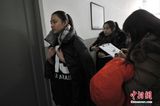 组图：高校艺考大幕开启 美女帅哥冒雪赶考